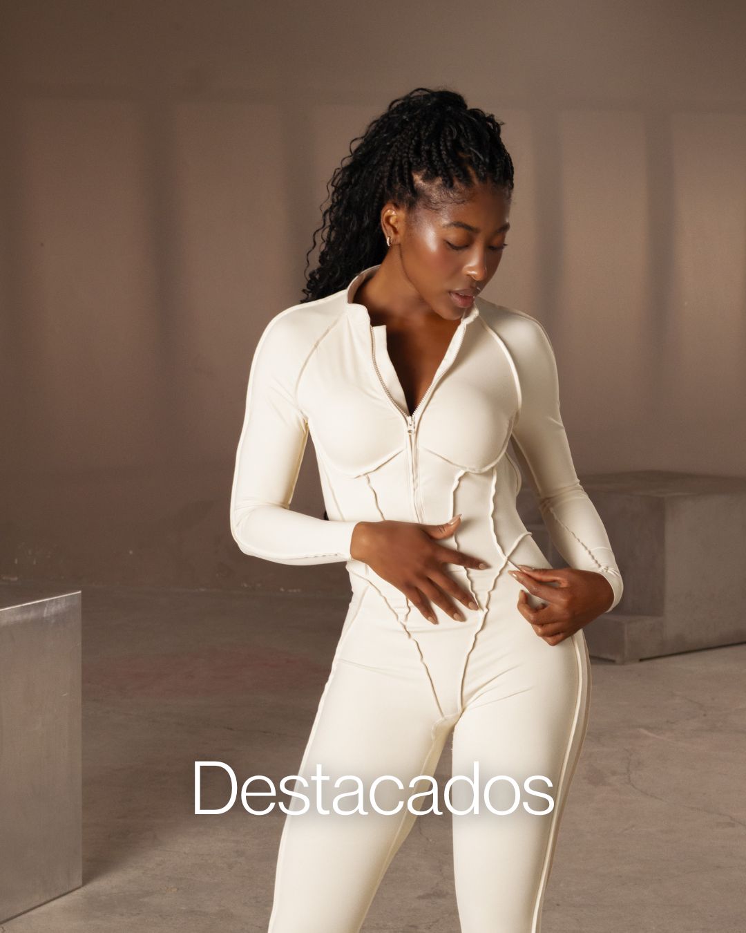 Modelo usando enterizo deportivo blanco ANIMA con espalda descubierta