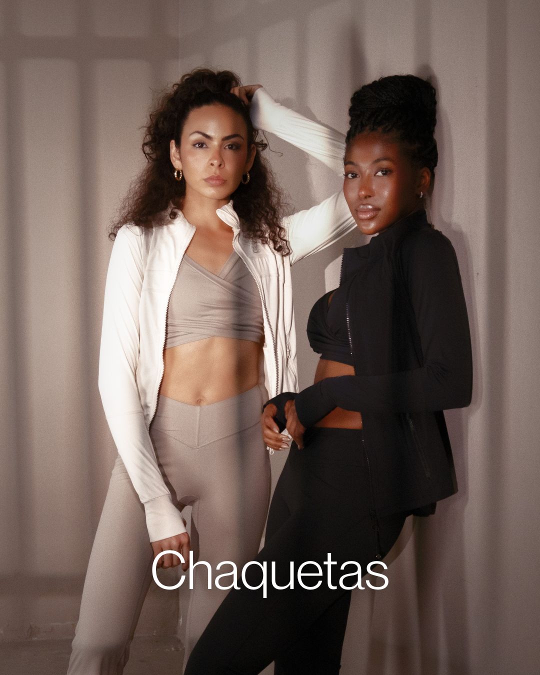 Modelos con chaquetas deportivas ANIMA en blanco y negro