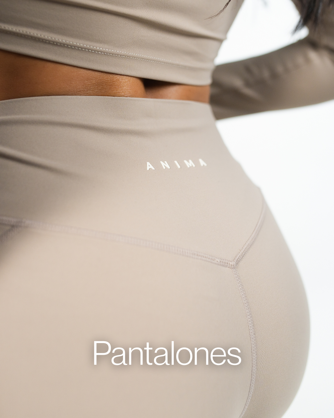 Modelo usando pantalón deportivo bota campana beige ANIMA