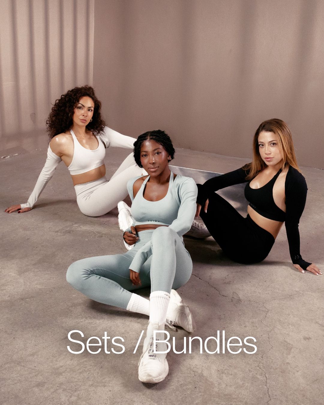 Tres modelos con outfits deportivos ANIMA en blanco, verde azulado y negro