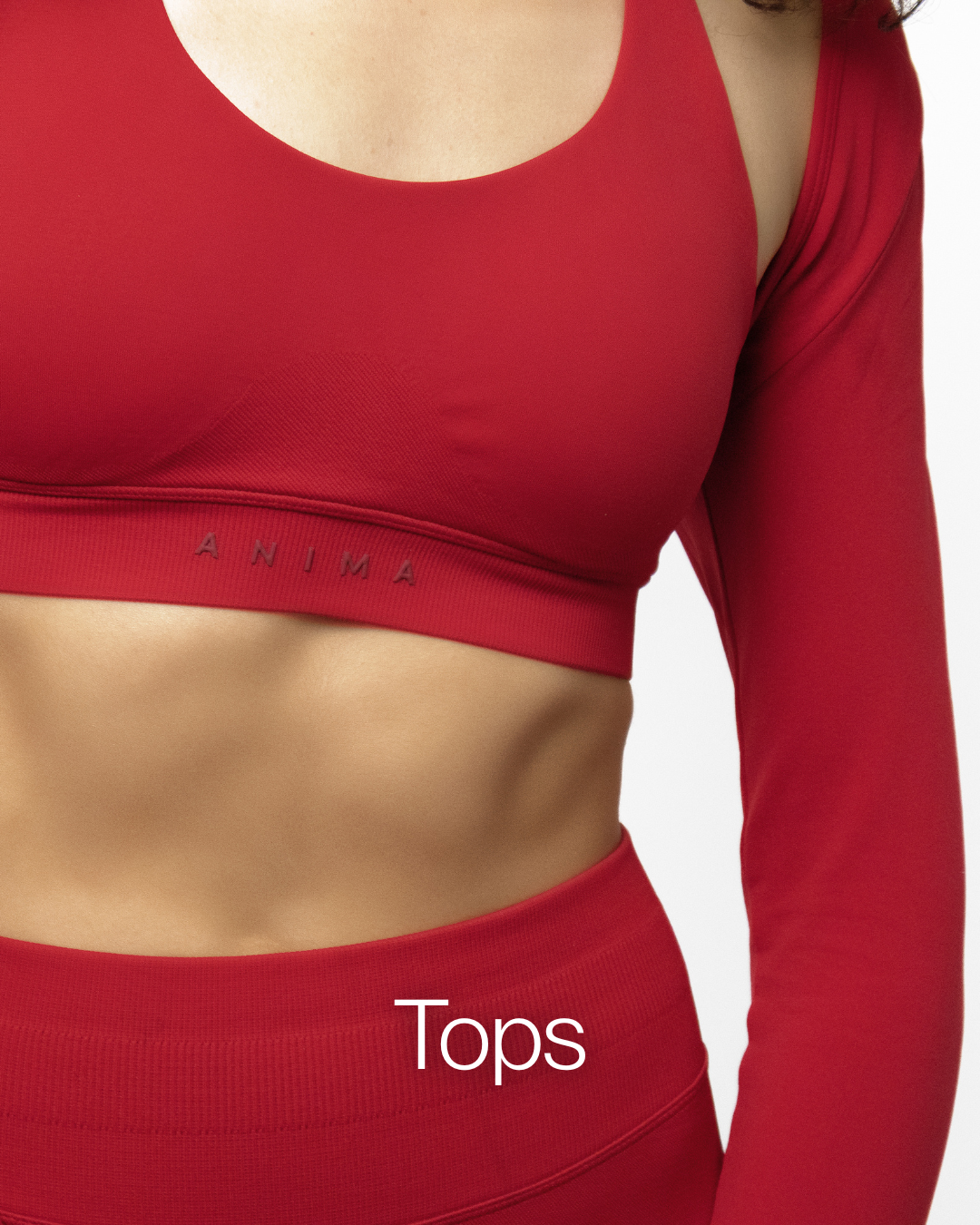 Modelo con top athleisure blanco y mangas removibles blancas ANIMA