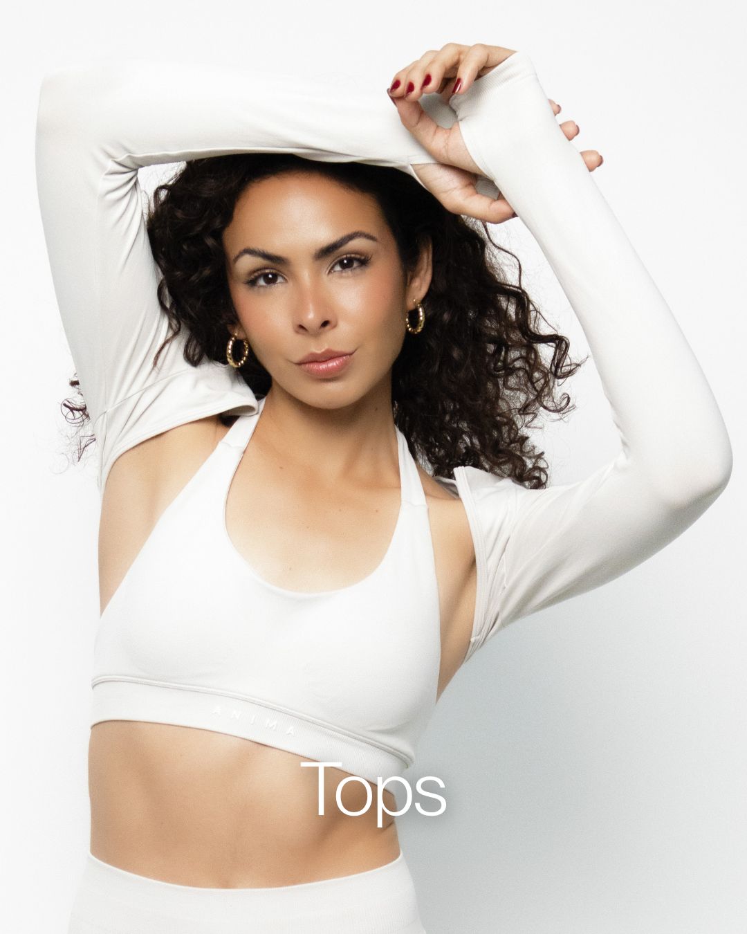 Modelo con top athleisure blanco y mangas removibles blancas ANIMA