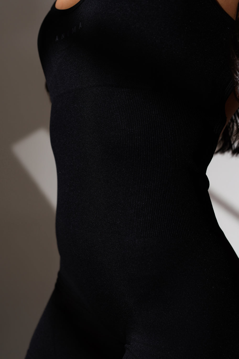 Jumpsuit Flow Negro ANIMA - detalle escote